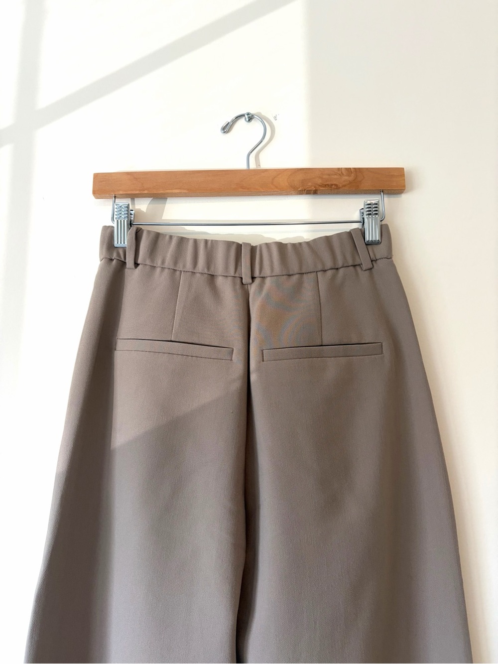 Abercrombie & Fitch Wide Leg High-Rise Trousers in Taupe - Picture 11 of 11